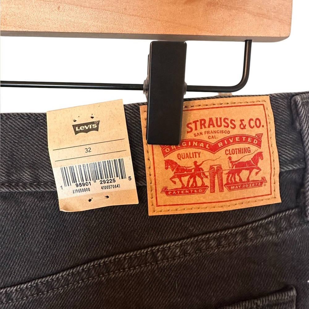 NWT Levi’s High Waisted Mom Women’s Shorts Black 32 - Picture 8 of 10